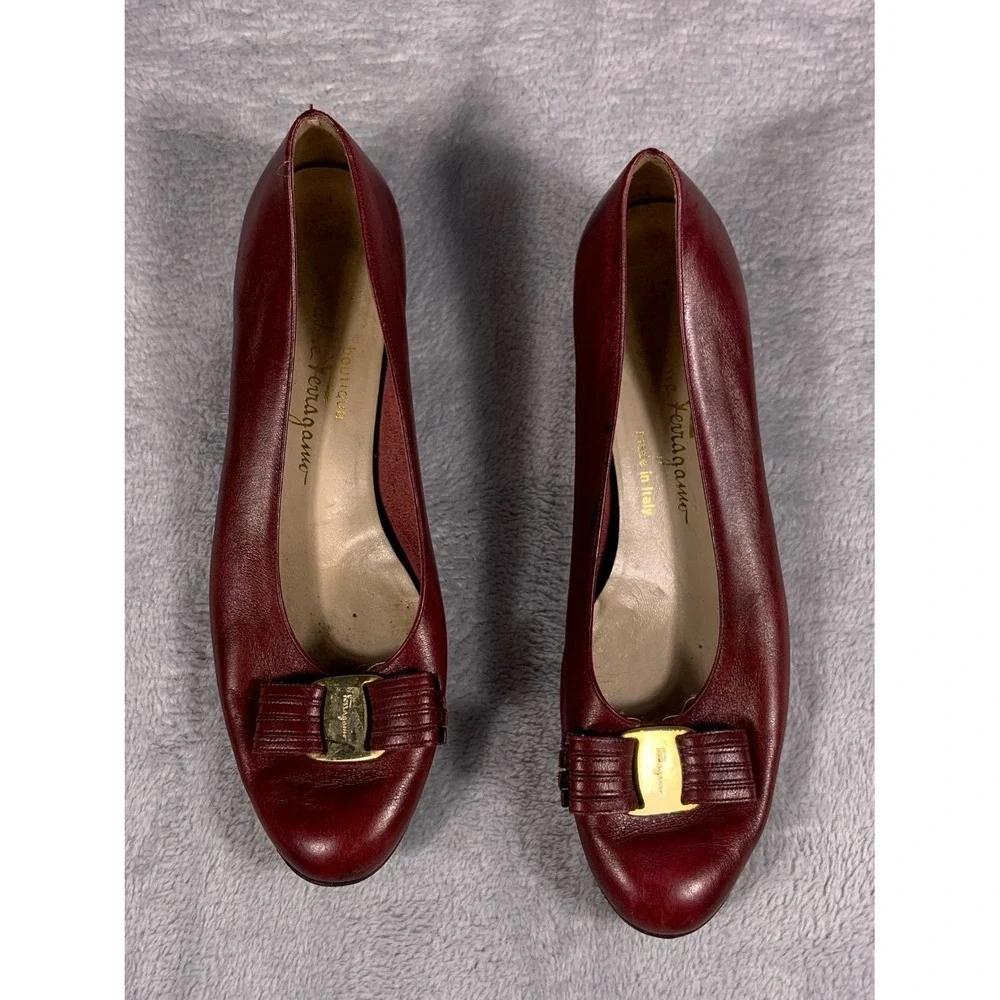 Salvatore Ferragamo 15338-628 Bow Pumps 8 B Burgundy Leather closed round toe